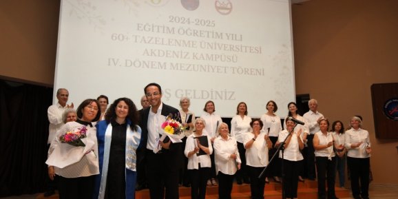 AÜ 60+ Tazelenme Üniversitesinde mezuniyet sevinci