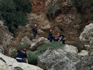 Yabancı uyruklu şahıs kayalıklardan düştü