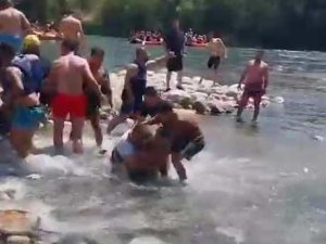 Raftingde kürekli kavga