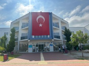 Bayrak tabelayı kapatınca binayı bulamadılar