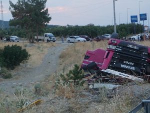 Domates yüklü kamyon şarampole devrildi: 1 ölü