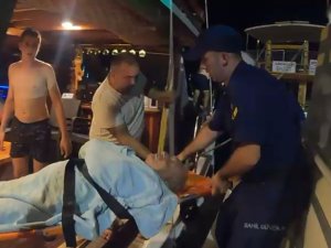 Kalp krizi geçiren vatandaşa sahil güvenlik ekipleri yetişti