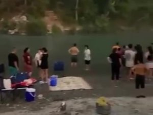 Akıntıya kapılarak gözden kayboldu
