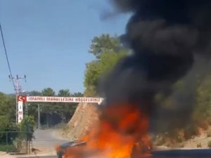 Seyir halindeyken alev alan otomobil kullanılamaz hale geldi