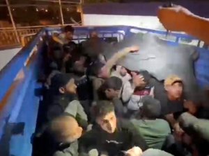 42 göçmen üzeri fileyle kapatılan kamyonet kasasında yakalandı