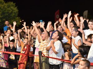 ‘Sahne Kepez’ Zeytinlik Mahallesi’ni şenlendirdi