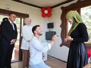 Vali evlilik teklifine şahitlik etti.