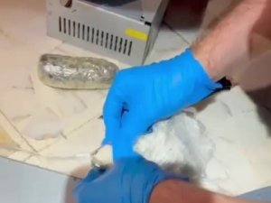 Bilgisayar fanı içerisinden uyuşturucu fışkırdı