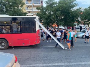 Halk otobüsüne karavan tentesi saplandı