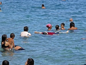 Antalya’nın denizi bile yanıyor