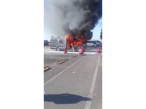 Antalya Havalimanı'nda park halindeki minibüs yandı