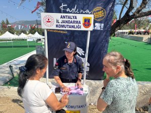 Antalya'da 'KADES' ve 'Kadına El Kalkamaz' etkinliğiyle bin vatandaşa bilgilendirme yapıldı