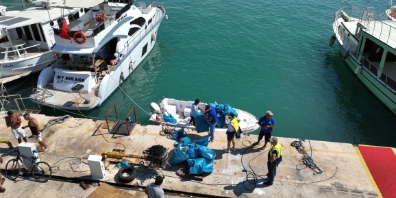 Balıkçı barınağında deniz dip temizliği