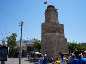 Antalya'nın simgesi Saat Kulesi'nin saati aylardır doğru zamanı göstermiyor
