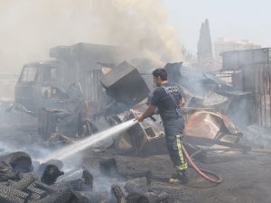 Yangında 2 kamyonet yandı