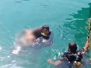 Ölüme balıklama atlayan adam yaşamını yitirdi geriye sadece olay anı görüntüleri kaldı