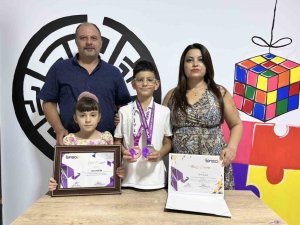 TEKNOLOJİK ALETLERDEN UZAK TUTULARAK BÜYÜTÜLEN ÜMİT, TAYLAND’DA DÜZENLENEN BİLİM OLİMPİYATLARDA ÜÇÜNCÜ OLDU