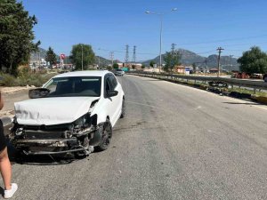 EĞİRDİR’DE VİRAJI ALAMAYAN OTOMOBİL BARİYERLERE ÇARPTI: 3 YARALI