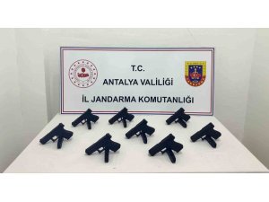ANTALYA’DA OTOMOBİLDEN 8 RUHSATSIZ TABANCA ÇIKTI