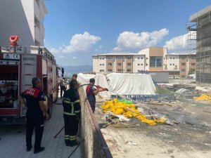 OKUL İNŞAATINDA YAKILAN ATEŞ EKİPLERİ HAREKETE GEÇİRDİ