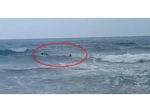 DENİZDE BOĞULMA TEHLİKESİ GEÇİREN 2 ŞAHSIN ÖLÜMLE BURUN BURUNA GELDİĞİ ANLAR KAMERADA