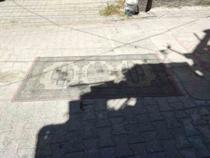 ADANA’DA BOZUK YOLLAR YAPILMAYINCA YOLA HALI SERME AKIM HALİNE GELDİ