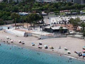 KONYAALTI SAHİLİ'NDE GÖLGELİK KRİZİ