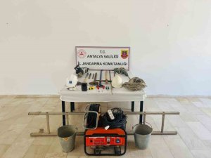 JANDARMA, SERİK’TE DEFİNECİLERİ SUÇÜSTÜ YAKALADI