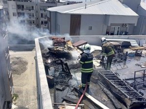DÖRTYOL’DA BİNANIN ÇATI KATINDA YANGIN ÇIKTI