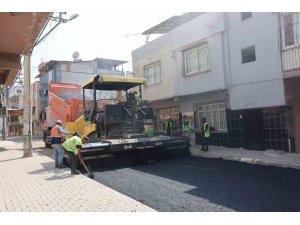 AKDENİZ BELEDİYESİ MAHALLE YOLLARINI YENİLİYOR