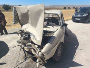 KAMYONET İLE OTOMOBİL ÇARPIŞTI: 2 YARALI