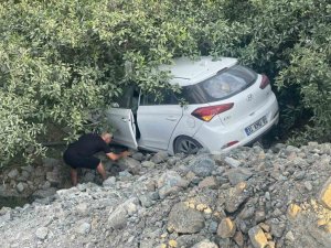 KONTROLDEN ÇIKAN OTOMOBİL BAHÇEYE UÇTU: 1 YARALI