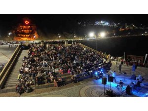 KİRAZLIDERE’DE CUMA AKŞAMLARI MÜZİK ZİYAFETİ YAŞANIYOR
