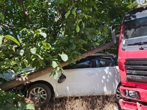 KONTROLDEN ÇIKAN KAMYON OTOMOBİLE ÇARPARAK DURDU