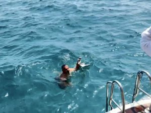 YARALI MARTIYI TEKNE KAPTANI KURTARDI