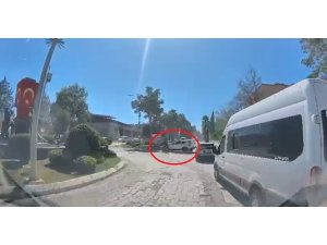 MOTOSİKLETİN, DÖNÜŞ YAPAN OTOMOBİLLE ÇARPIŞTIĞI KAZA KAMERADA