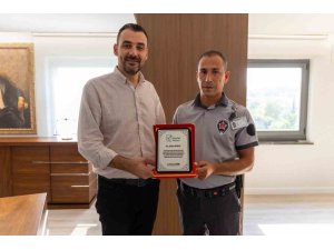 TARİHİ KÖPRÜDEN ATLAMA GİRİŞİMİNE ENGEL OLAN GÜVENLİK GÖREVLİSİNE PLAKET