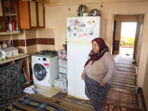 YIKILACAK BİNADA BİR BAŞINA KALDI