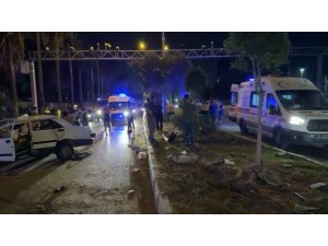 ELEKTRİK DİREĞİNE ÇARPAN TOFAŞ HURDAYA DÖNDÜ: 2’Sİ AĞIR 4 YARALI