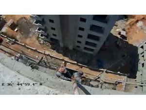 MERSİN’DE NEFES KESEN KURTARMA OPERASYONU: 8’İNCİ KATTAKİ İSKELEDE KALAN İŞÇİLER KURTARILDI
