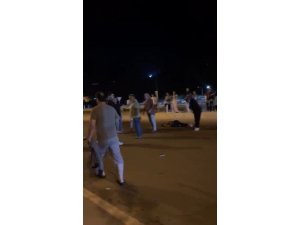 YOLUN KARŞISINA GEÇMEYE ÇALIŞAN ANNE VE KIZ ÇOCUĞUNA OTOMOBİL ÇARPTI