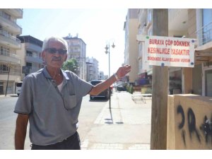 ÇÖP SORUNUNA ‘BURAYA ÇÖP DÖKMEK KESİNLİKLE YASAKTIR, DÖKENİN ALLAH BELASINI VERSİN’ SÖZLERİNİN OLDUĞU TABELAYI ASARAK SON VERDİ