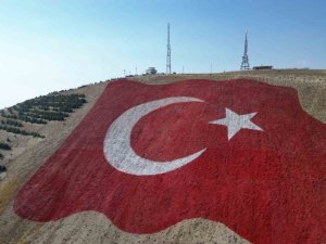 DÜNYANIN EN BÜYÜK TÜRK BAYRAĞI AHIR DAĞI’NA YAPILDI, SAVAŞ UÇAKLARI SELAMLADI
