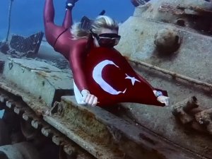 ŞAHİKA ERCÜMEN'DEN ZAFER BAYRAMI'NA ÖZEL DALIŞ