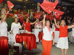 BAHÇEDE ATATÜRK'ÜN SEVDİĞİ ŞARKILAR