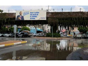 SU BORUSU PATLADI, CADDE GÖLE DÖNDÜ