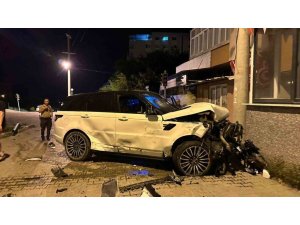 OSMANİYE’DE LÜKS CİPLE KAMYONETİN KARIŞTIĞI KAZADA 4 KİŞİ YARALANDI