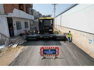 AKDENİZ’DE SOKAKLAR SICAK ASFALT İLE YENİLENİYOR