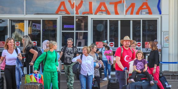 8 AYDA ANTALYA'YA 11,7 MİLYON TURİST GELDİ