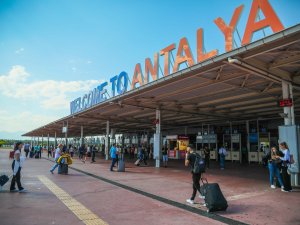 8 AYDA ANTALYA'YA 11,7 MİLYON TURİST GELDİ